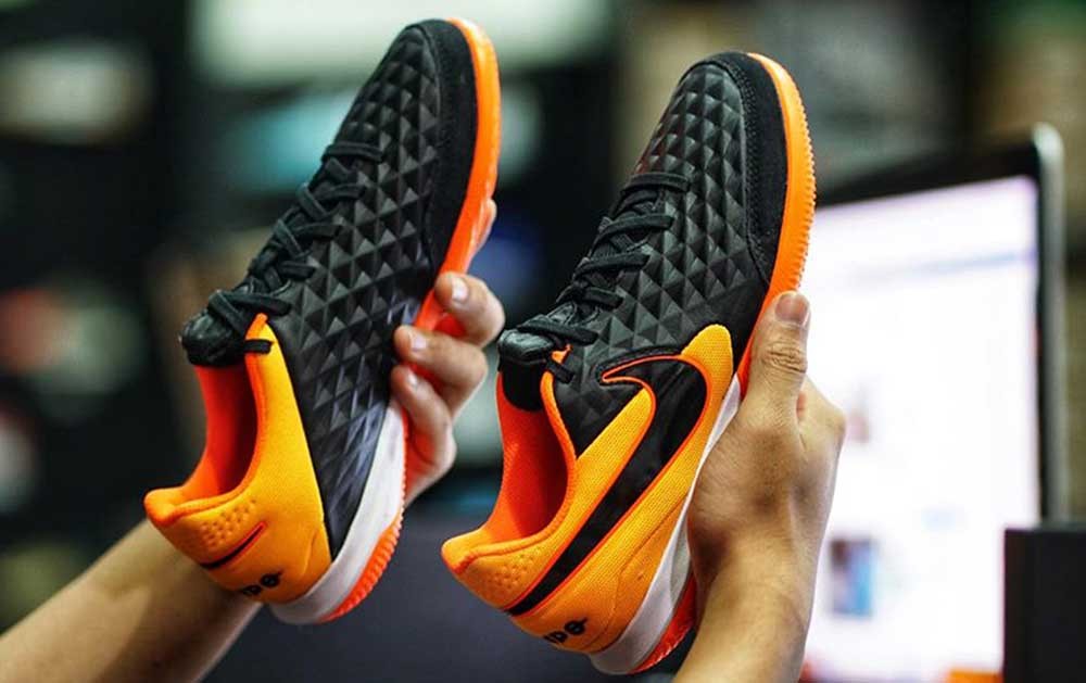 Cầu thủ đang rê bóng với đôi giày da thật ôm sát chân