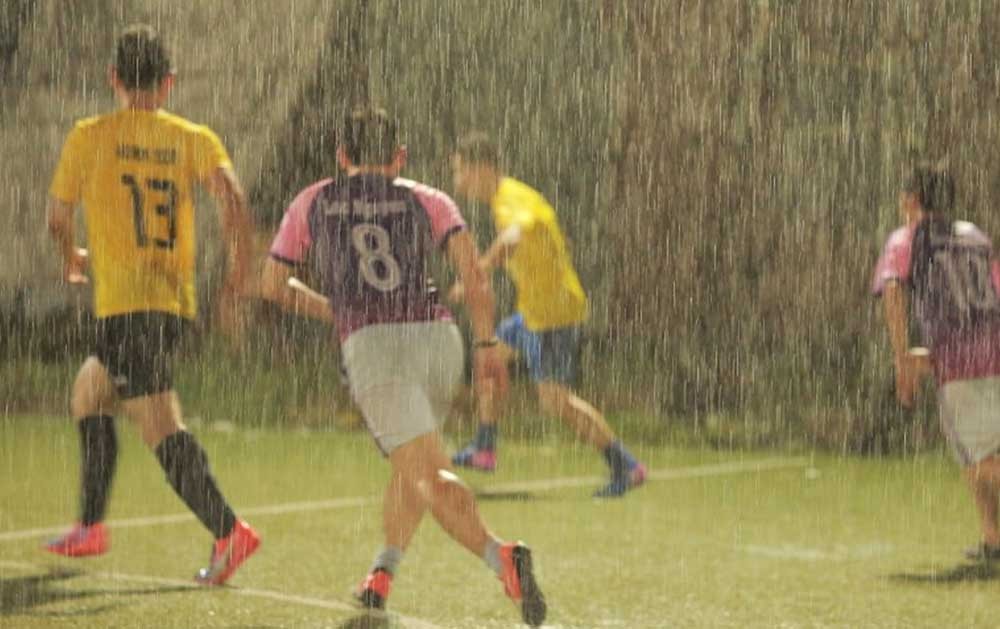 Giày đá banh da thật bị thấm nước sau trận đấu dưới mưa