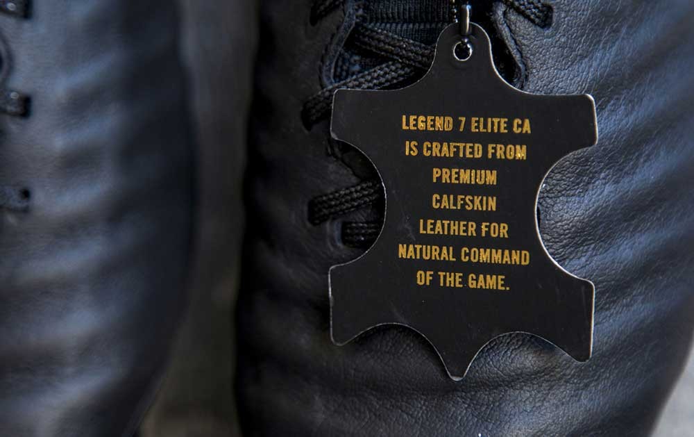 Giày đá banh phân khúc tầm trung sử dụng chất liệu da bê