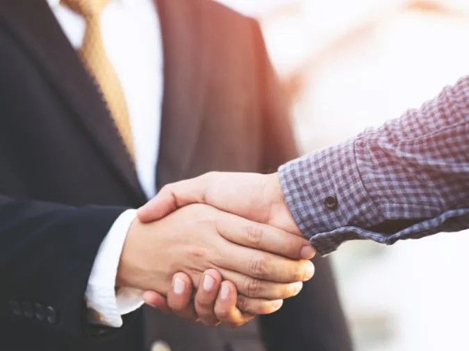 Cảnh sát phong tỏa và khám nghiệm khu vực phát hiện thi thể nạn nhân