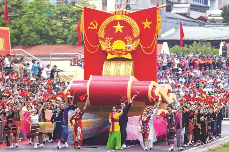 Cảnh lá cờ Tổ quốc tung bay trong gió trên nền trời xanh ngắt