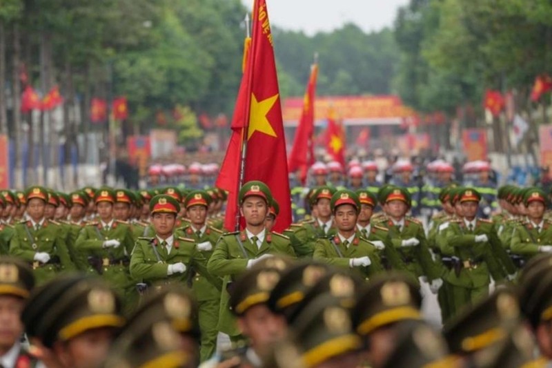 Hình ảnh một gia đình quây quần bên mâm cơm ấm cúng trong ngôi nhà nhỏ ở quê