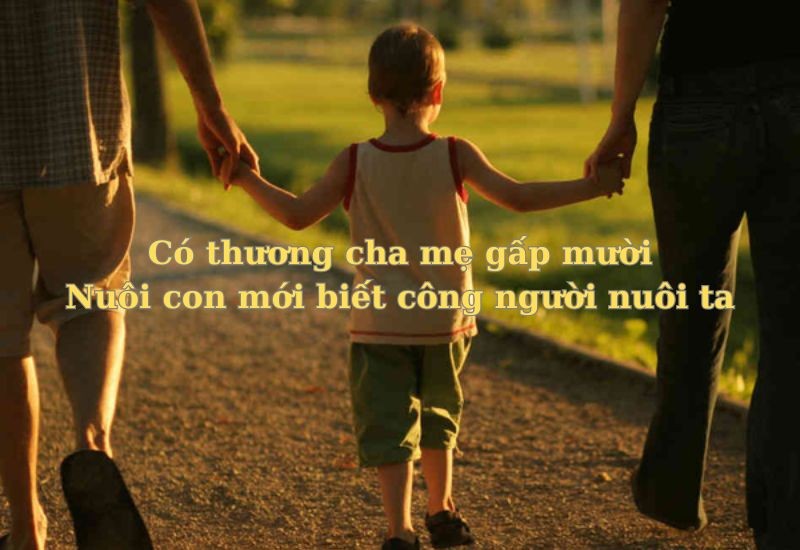 Hình ảnh người con hiếu thảo đang chăm sóc cha mẹ