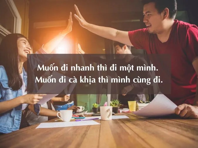 Một nhóm bạn trẻ đang cười đùa vui vẻ bên nhau, thể hiện tinh thần lạc quan và yêu đời