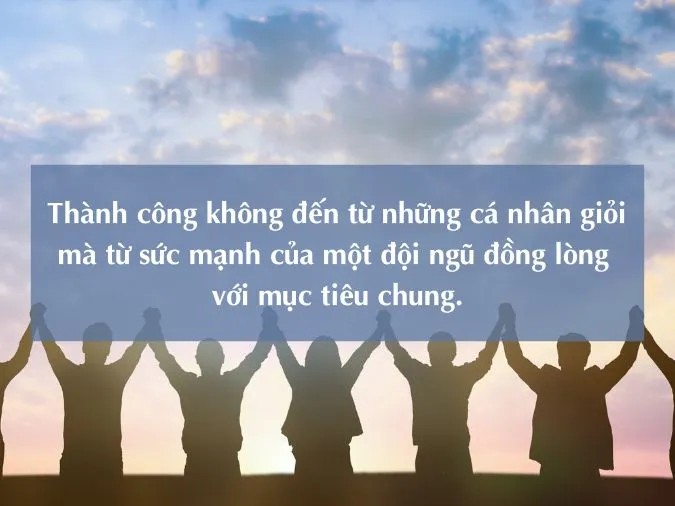 Hình ảnh một nhóm doanh nhân đang thảo luận sôi nổi bên bàn họp, thể hiện sự chuyên nghiệp và hợp tác trong kinh doanh