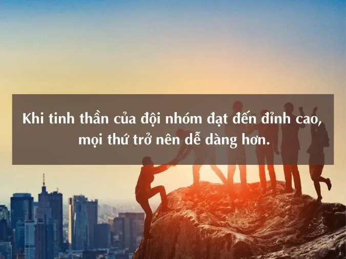 Hình ảnh một đội ngũ đang cùng nhau nỗ lực vượt qua thử thách, thể hiện sự kiên cường và sức mạnh tập thể