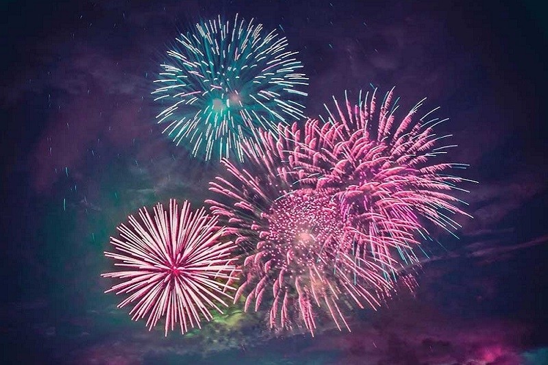 Pháo hoa lung linh trên bầu trời đêm