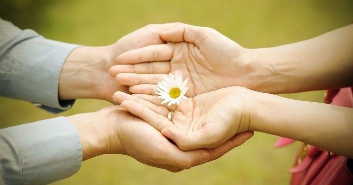 Trao đi yêu thương