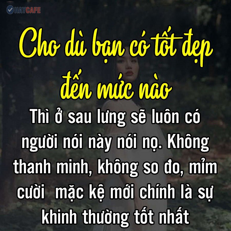 Hình ảnh một người đang suy ngẫm giữa đám đông, thể hiện sự cô đơn và suy tư