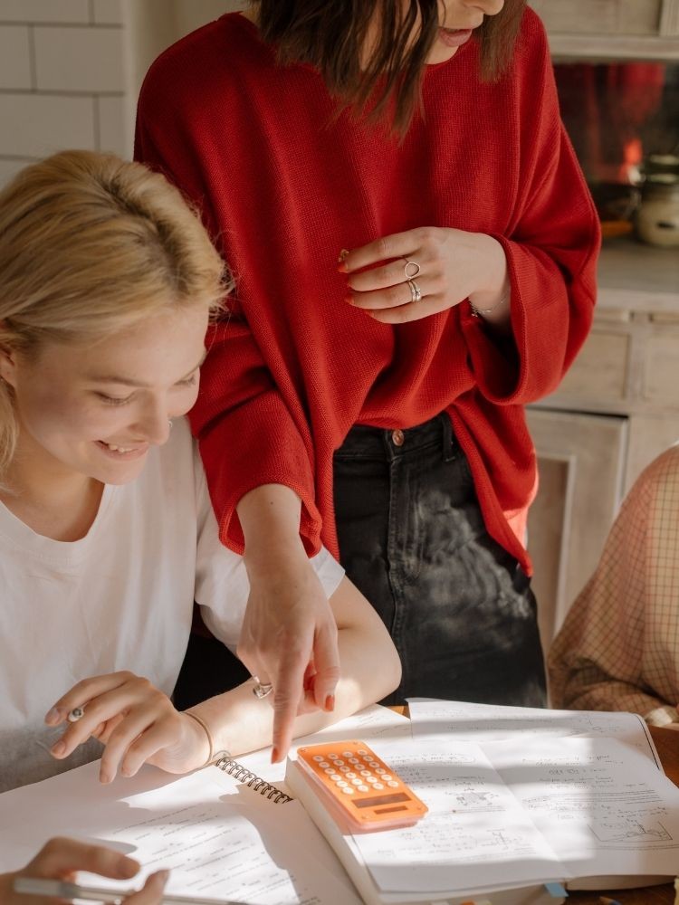 ngay nha giao viet nam co giao ao do 750x1000 1 1