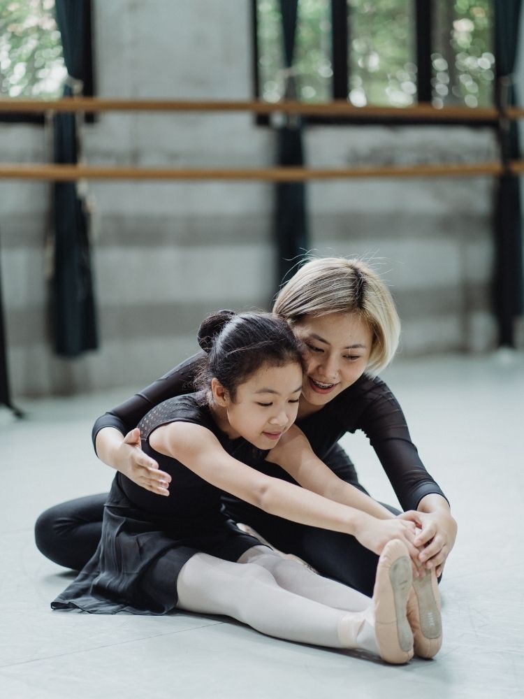 Hình ảnh cô giáo đang giảng bài trên bục giảng