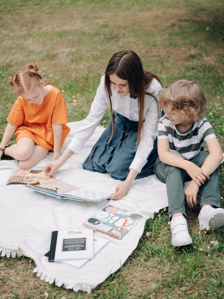 Hình ảnh một lớp học với giáo viên và học sinh