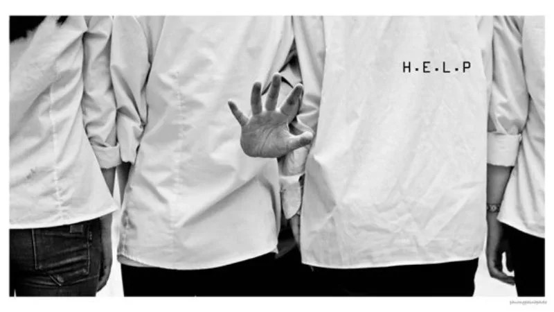 Một nhóm học sinh đang cùng nhau thảo luận và làm việc nhóm trong một môi trường thân thiện