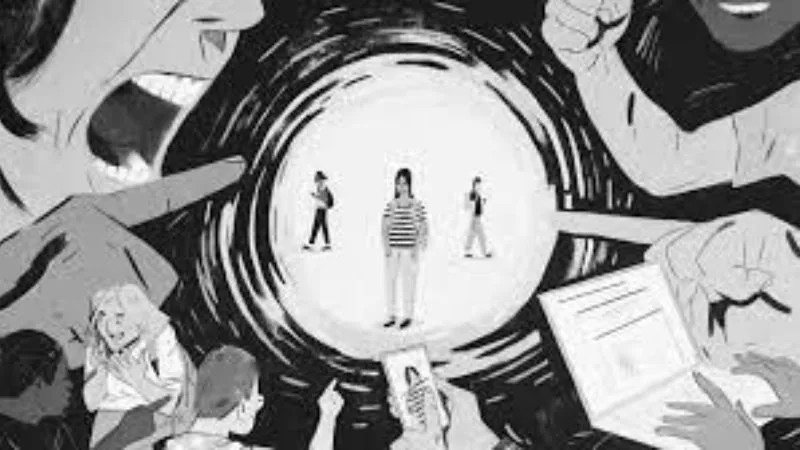 Một nhóm học sinh đang xem điện thoại cùng nhau, một học sinh khác nhìn từ xa với vẻ cô đơn