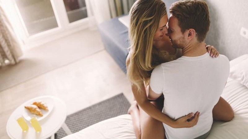 Cặp đôi nhìn sâu vào mắt nhau, thể hiện sự gắn kết tình cảm.