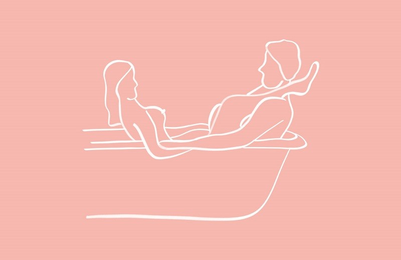 Tư thế Tawdry với sự tương tác ánh mắt đầy thu hút